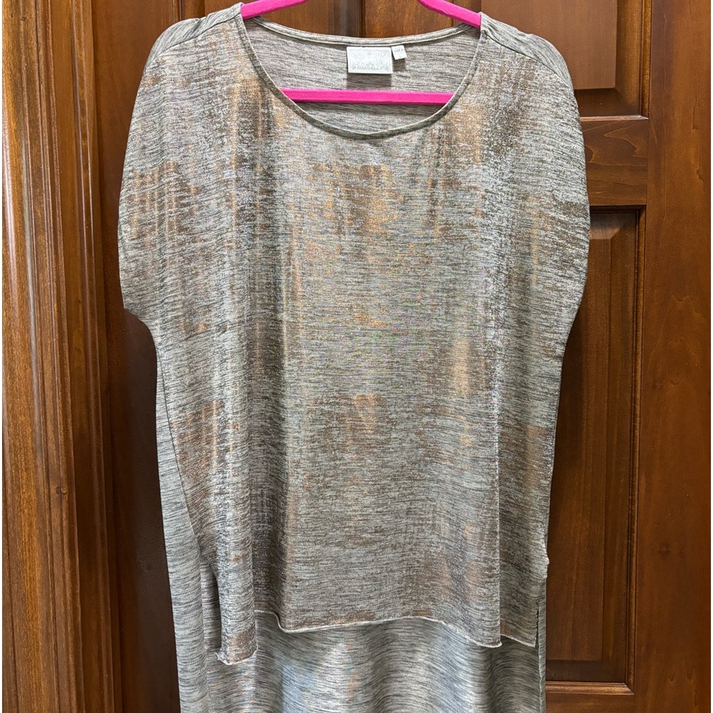 Dantelle Metallic threads high low top. Large